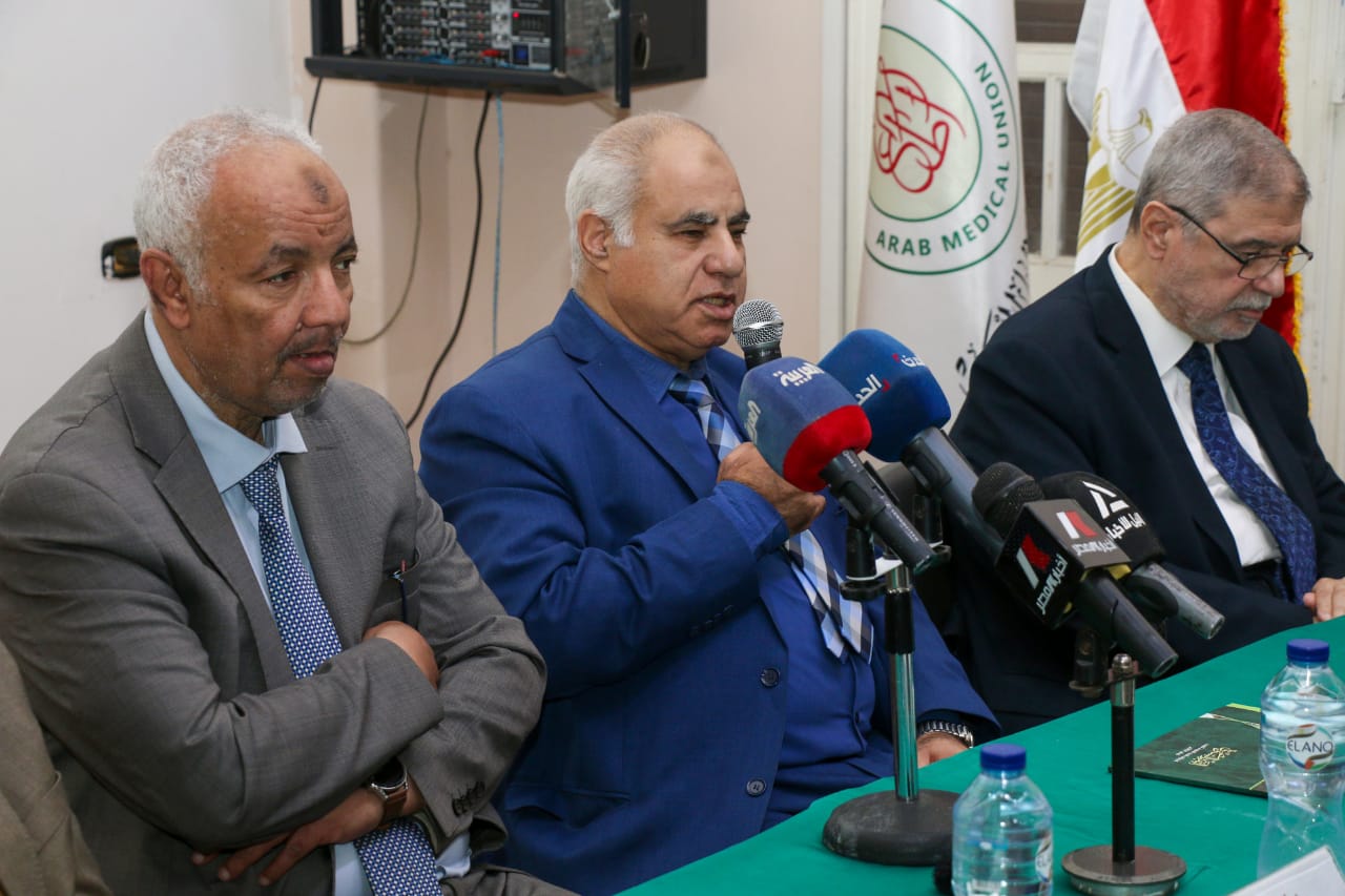 “الأطباء العرب” يدين الإعتداء على مستشفى غزة الأوروبي ومجمع ناصر الطبي