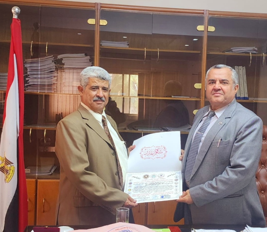 قيادات المنظمه تكرم نموذج وطنى مشرف م.مصطفى عبدالرحمن عيسى نائب رئيس مجلس إدارة جنوب الدلتا للكهرباء