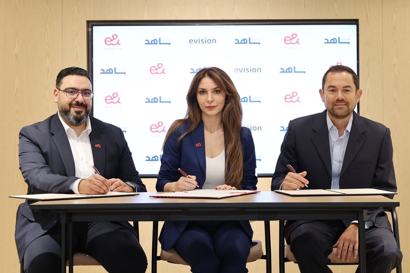 إي آند مصر توقع شراكة استراتيجية حصريه مع منصة “شاهد” لتوفير المحتوى الترفيهي لعملائها