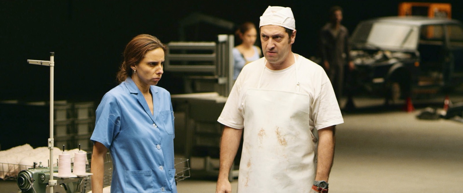 غداً… معهد ثربانتس بالقاهرة يعرض الفيلم الإسباني “اليد الخفية” ضمن برنامج “العودة إلى السينما”