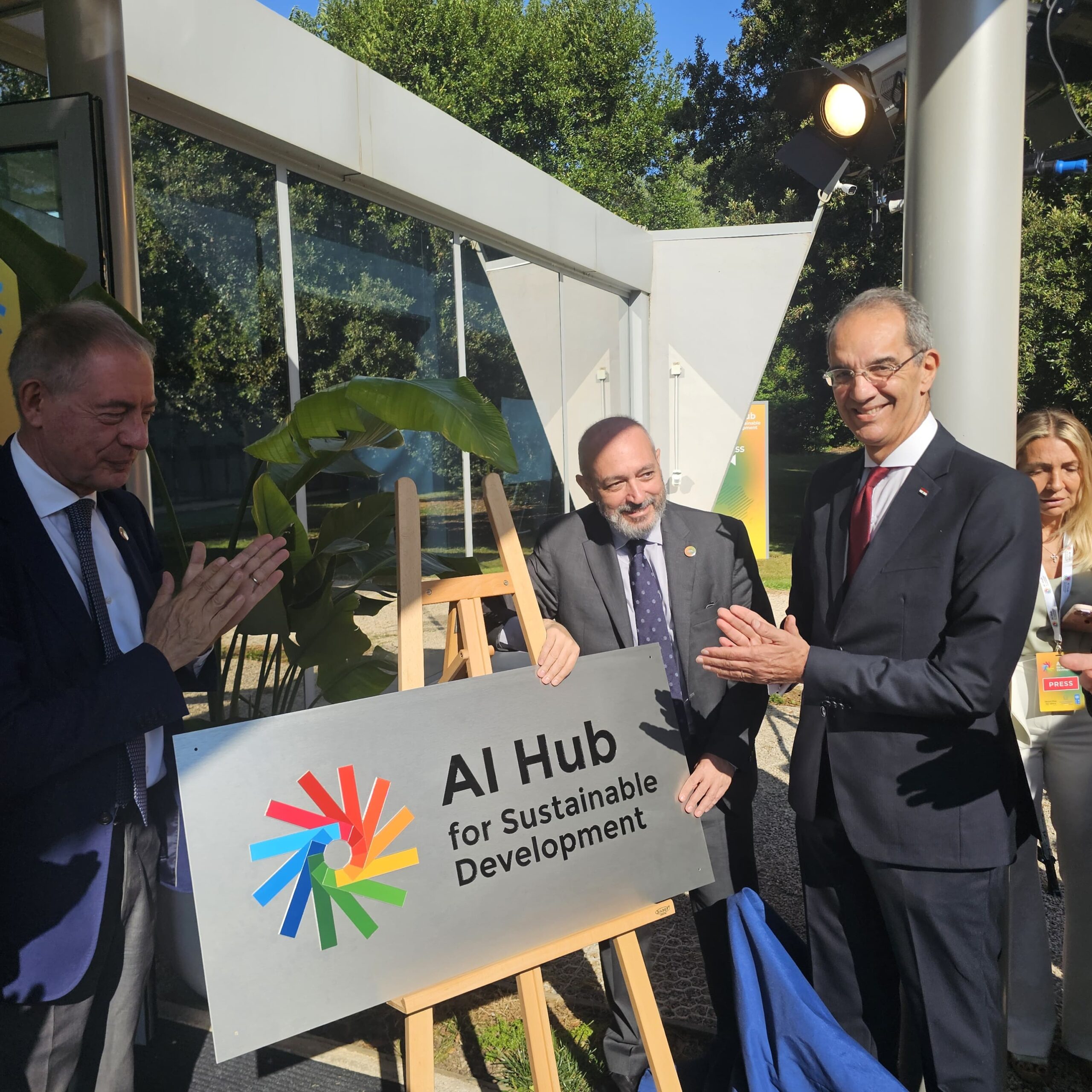 وزير الاتصالات يشارك فى فعالية إطلاق مركز الذكاء الاصطناعى للتنمية المستدامة