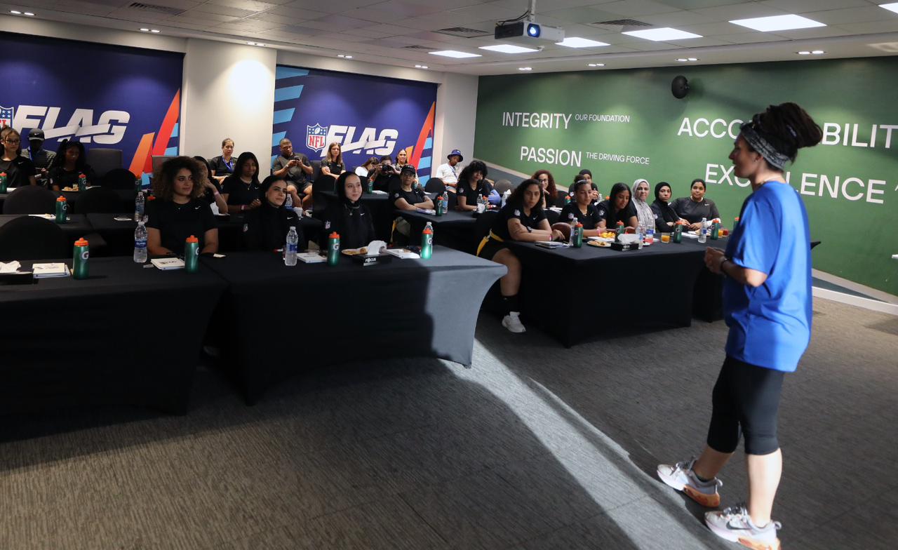 دوري كرة القدم الأمريكية ينظم دورة تدريبية لمدربات كرة القدم العلم في مصر