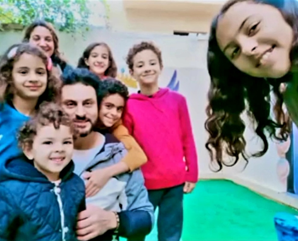 جيل يكره نفسه : كيف دمرت المقارنة والسوشيال ميديا صورة العربى عن ذاته ؟ … بقلم كريم علاء الدين