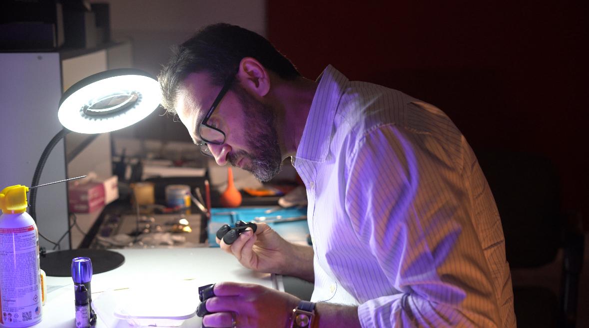 محمود قناطي يحصل على اعتمادين عالميين في علم صناعة الساعات من مؤسستين مرموقتين في سويسرا